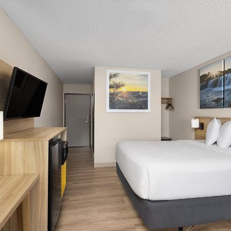 Days Inn By Wyndham Carthage Esterno foto