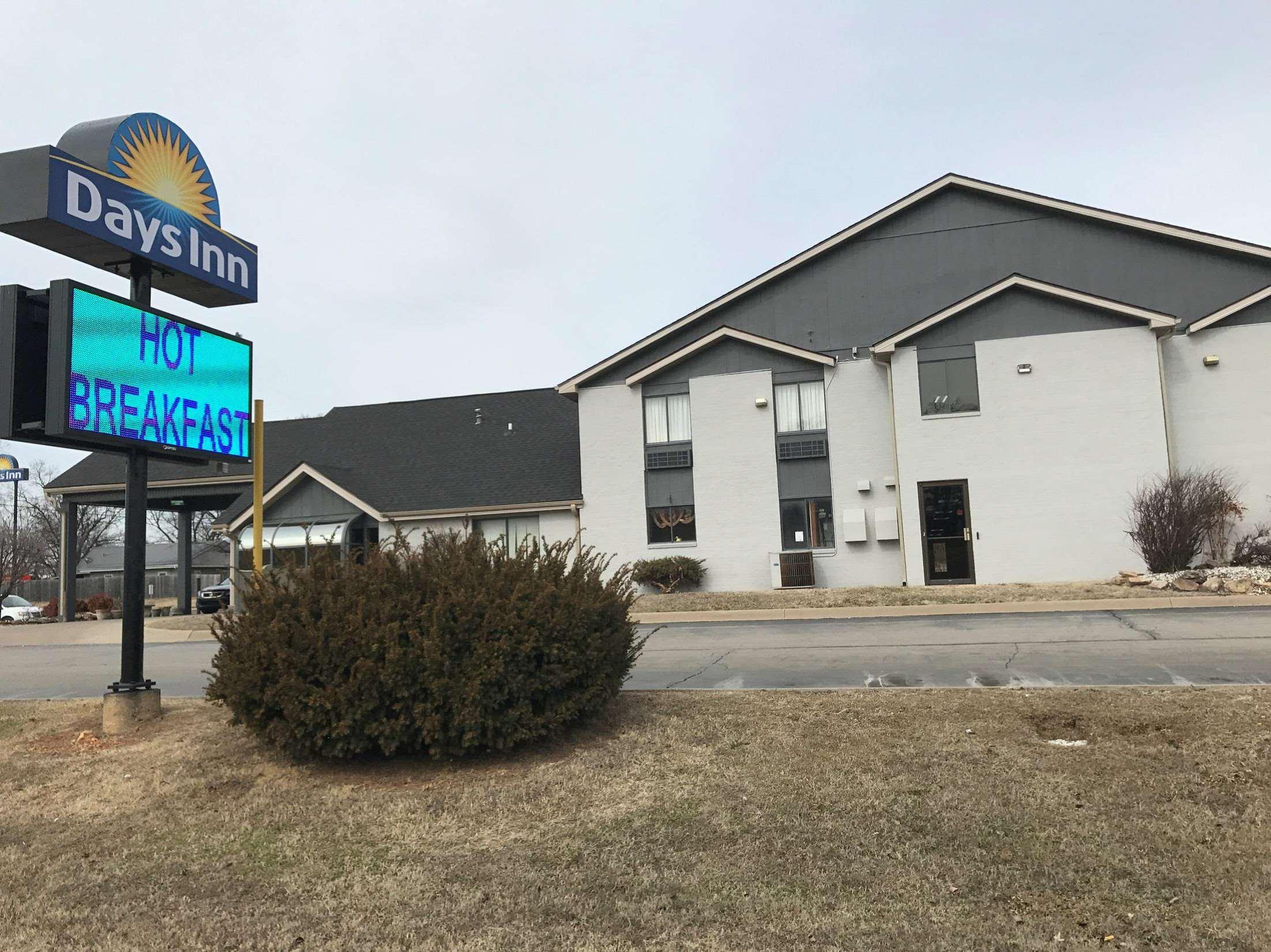 Days Inn By Wyndham Carthage Esterno foto