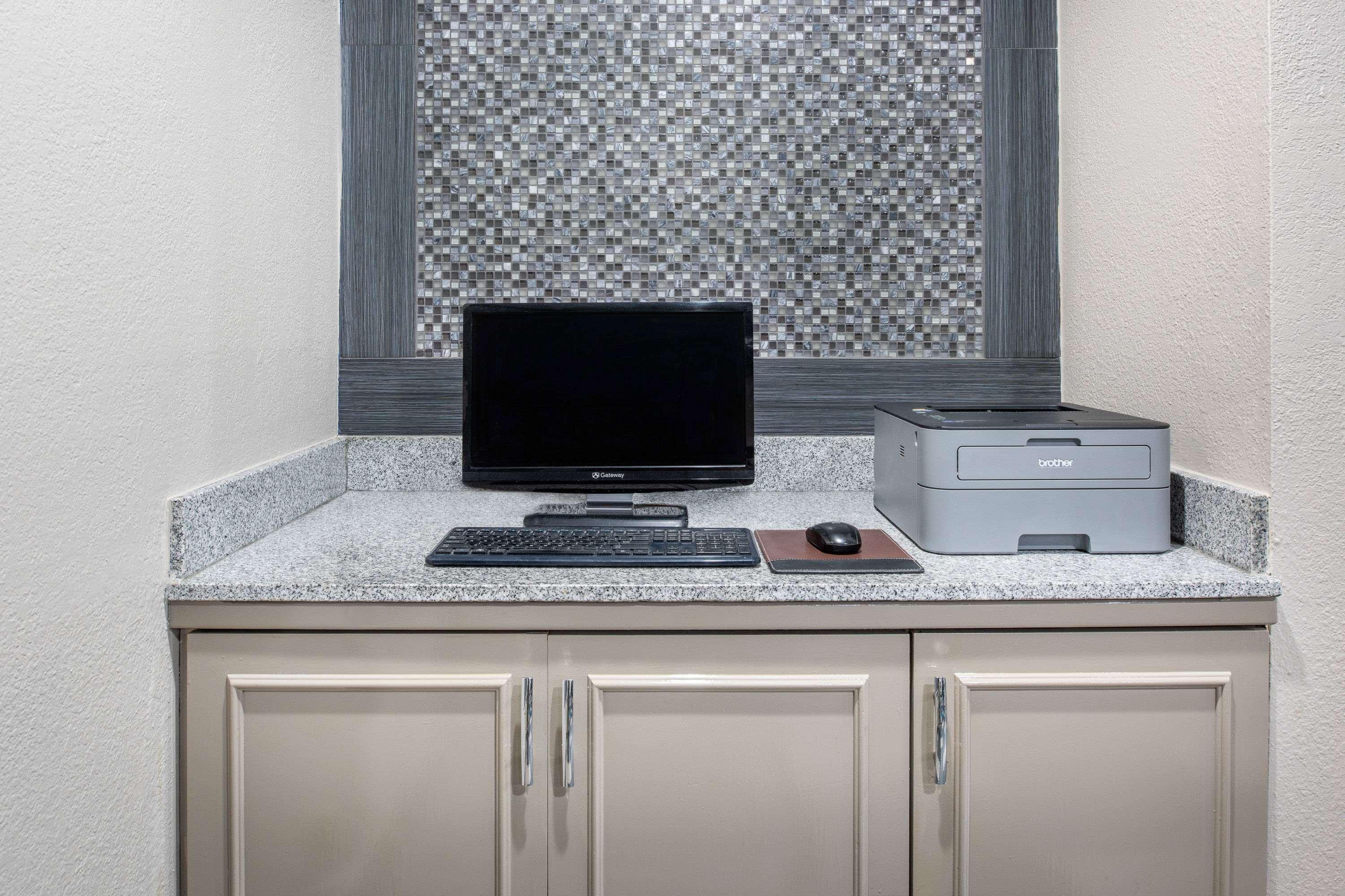 Days Inn By Wyndham Carthage Esterno foto