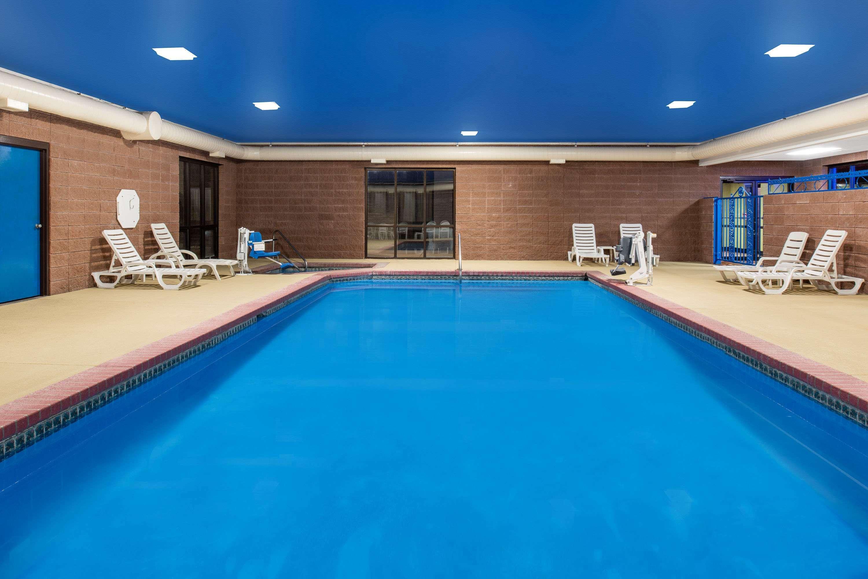 Days Inn By Wyndham Carthage Esterno foto
