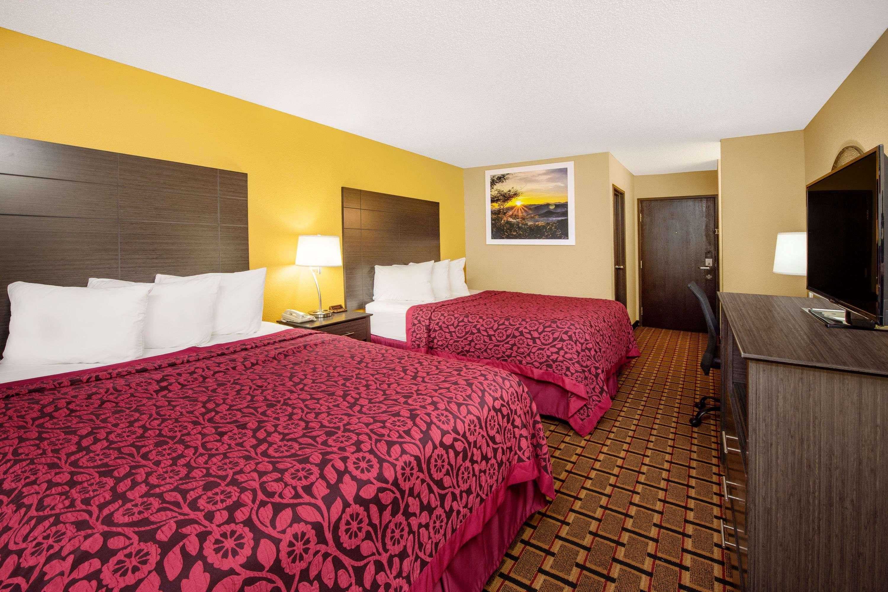 Days Inn By Wyndham Carthage Esterno foto