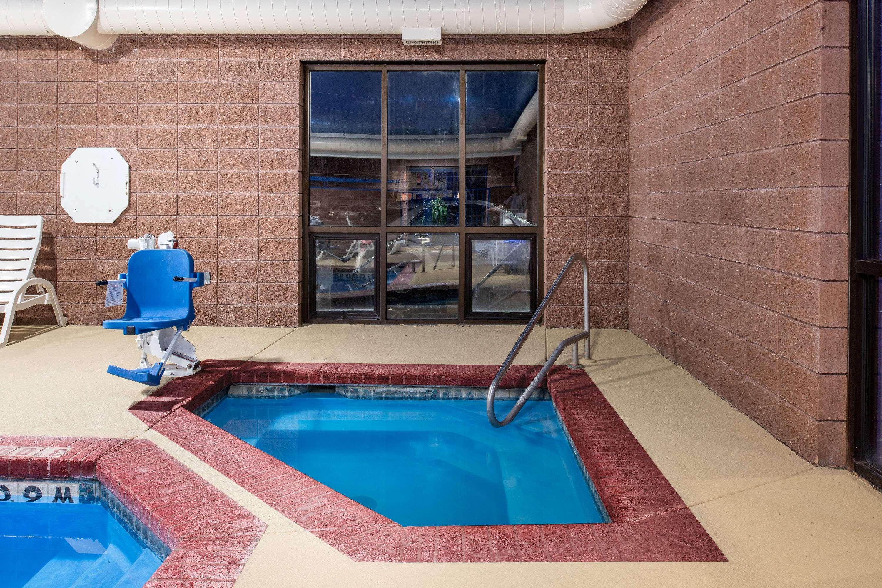 Days Inn By Wyndham Carthage Esterno foto