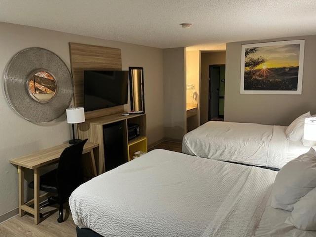 Days Inn By Wyndham Carthage Esterno foto