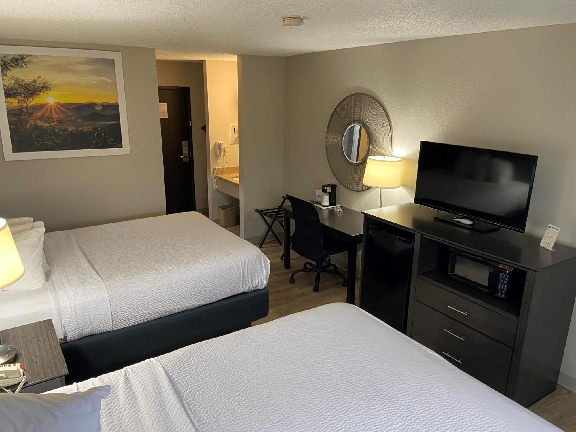 Days Inn By Wyndham Carthage Esterno foto