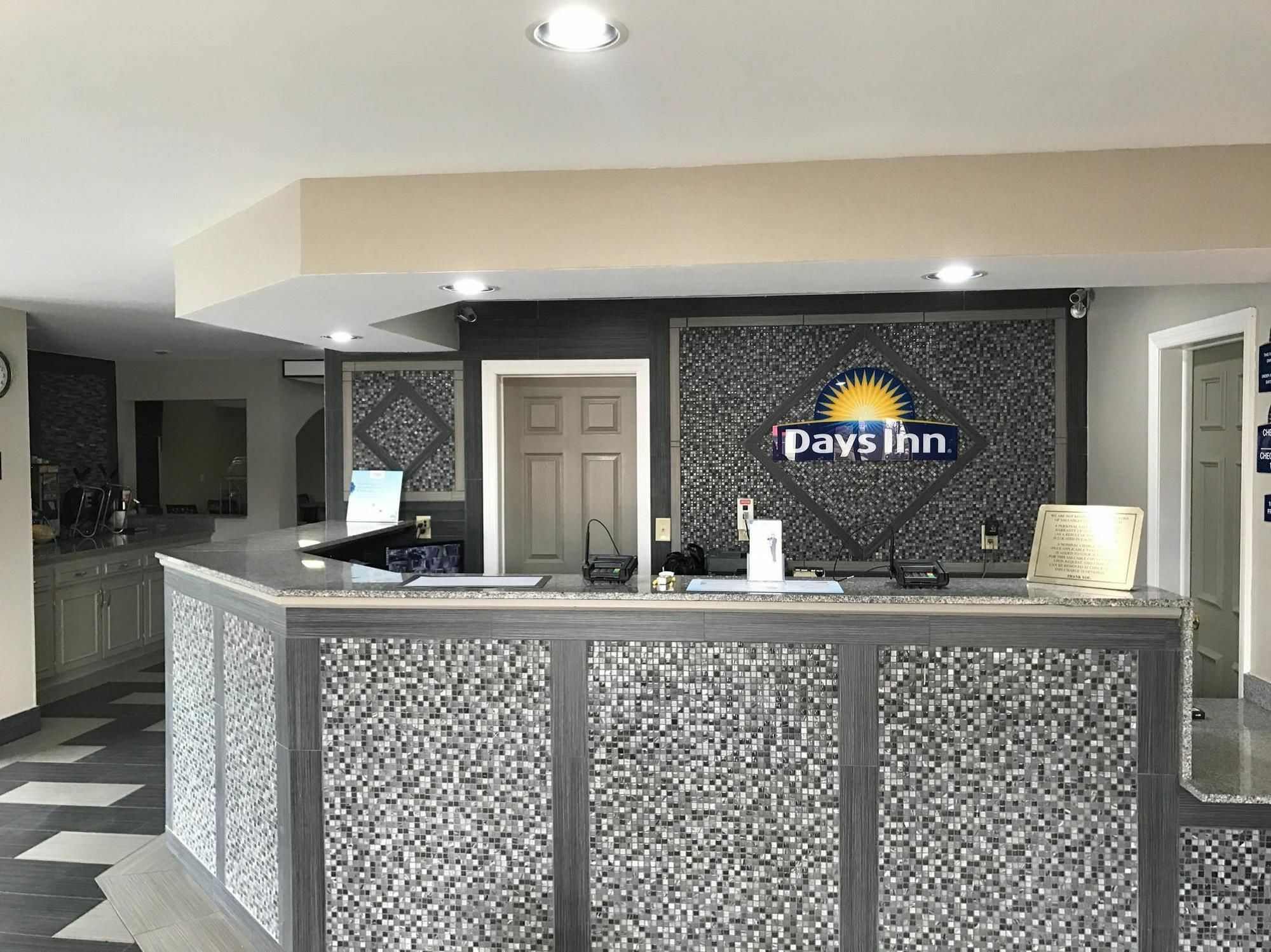 Days Inn By Wyndham Carthage Esterno foto
